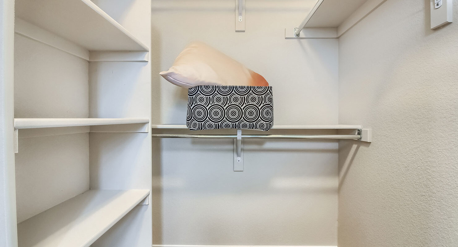 WestRidge: Simms - Walk-in Closet