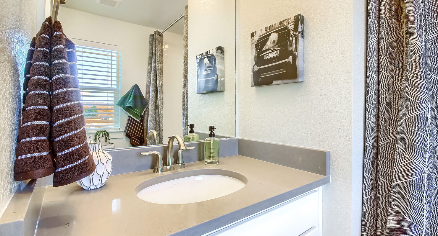 Arista: Uptown - Secondary Upstairs Bathroom