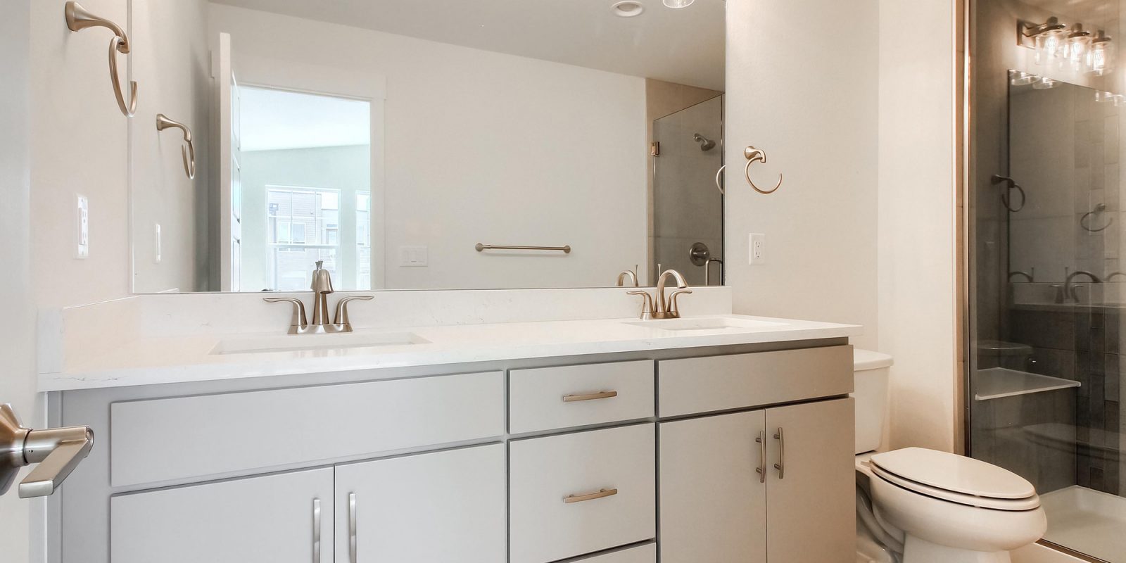 Arista: Uptown - Master Bathroom
