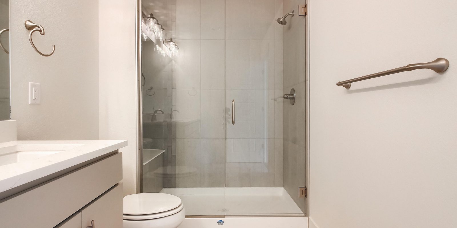 Arista: Uptown - Master Bathroom