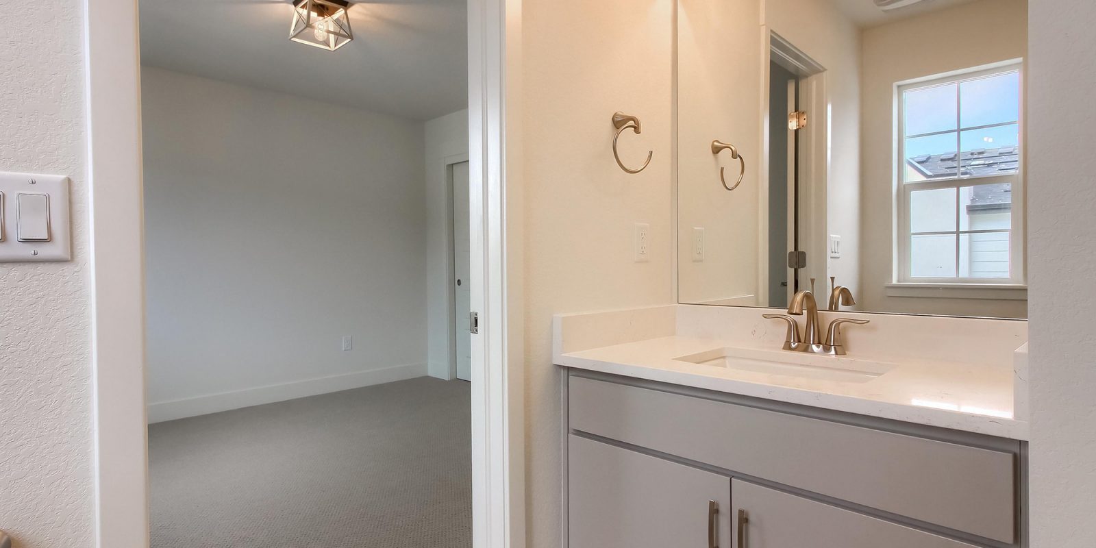 Arista: Uptown - Secondary Bathroom